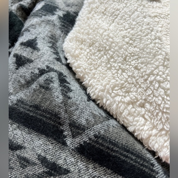 NWT Hollister Sherpa Lined Aztec Sweater - Picture 6 of 7